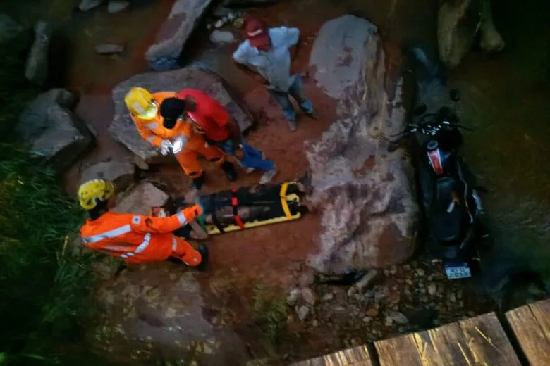 Motociclista cai de ponte em estrada de terra entre o CDI e o Vista Alegre e é socorrido pelos bombeiros