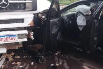 Motorista colide com carreta estacionada no bairro Penha, em Itabira