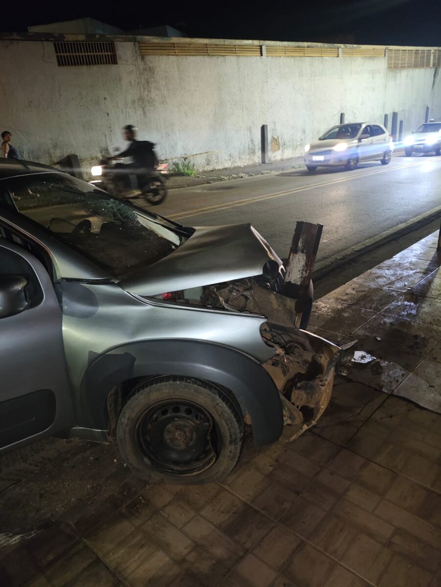 Adolescente perde controle de carro e atinge proteção de calçada no bairro Hamilton