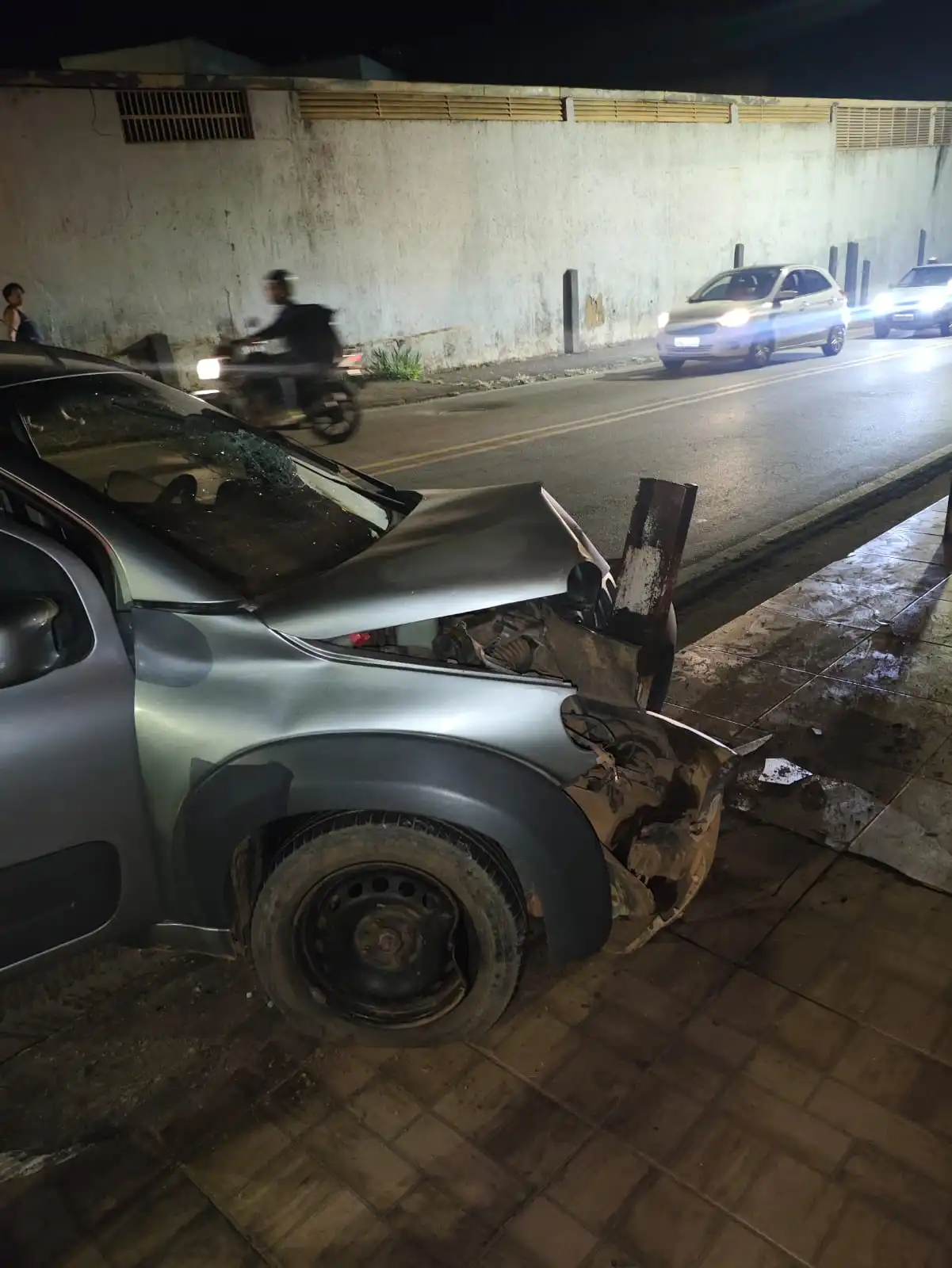 Adolescente perde controle de carro e atinge proteção de calçada no bairro Hamilton