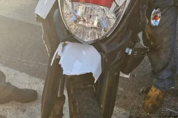 Acidente entre motocicletas deixa homem ferido na avenida Wilson Alvarenga, em João Monlevade