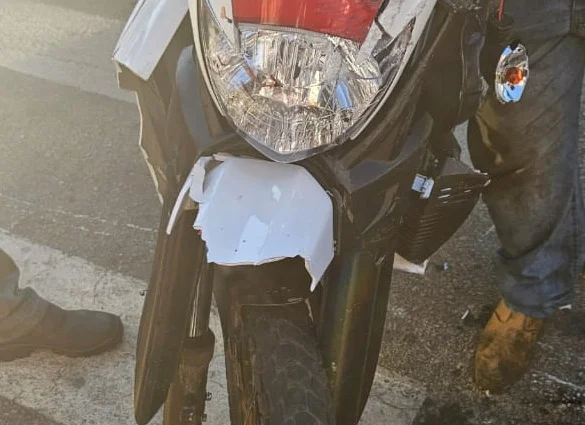 Acidente entre motocicletas deixa homem ferido na avenida Wilson Alvarenga, em João Monlevade