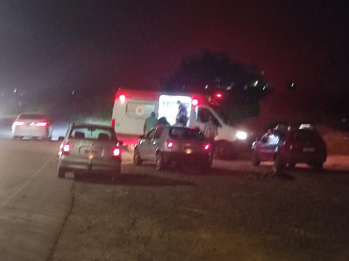 Motociclista fica ferida após colidir com vaca solta no Ribeira de Cima, em Itabira