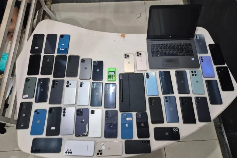 Itabira: fuga em alta velocidade acaba com tiros, casal preso e 48 celulares apreendidos no Fênix