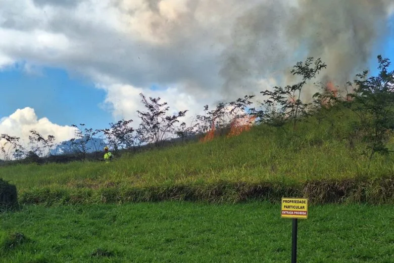 Incêndio em lote vago mobiliza bombeiros e preocupa moradores no Cônego Guilhermino, em Itabira