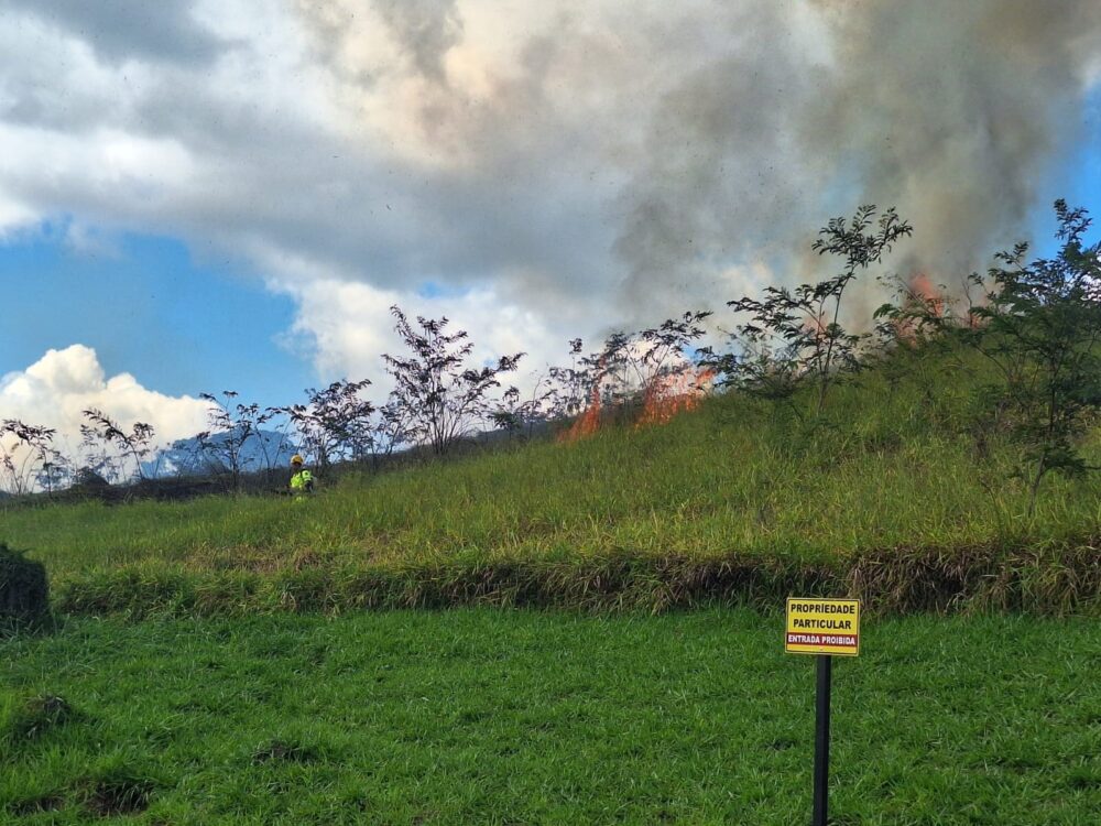 Incêndio em lote vago mobiliza bombeiros e preocupa moradores no Cônego Guilhermino, em Itabira