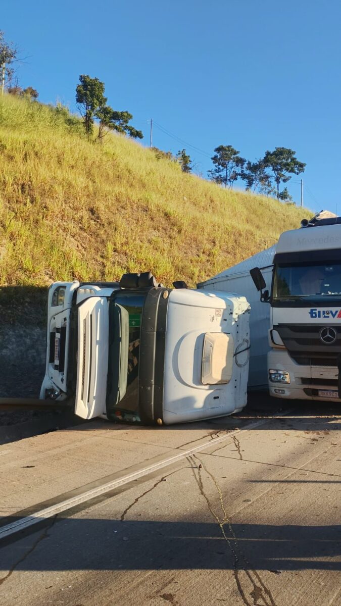 Colisão entre três carretas provoca interdição parcial na BR-381, em Caeté