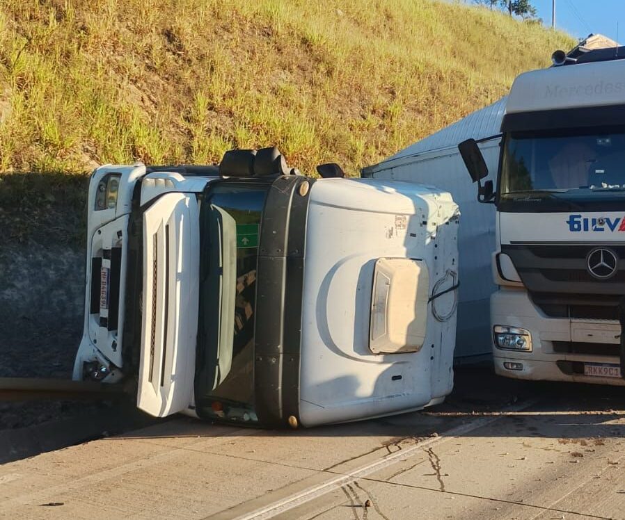 Colisão entre três carretas provoca interdição parcial na BR-381, em Caeté