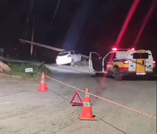 Motorista capota carro ao tentar evitar colisão com caminhão na MG-129, em Itabira