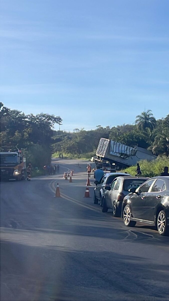 Carreta tomba e trava trânsito na BR-381, em Sabará