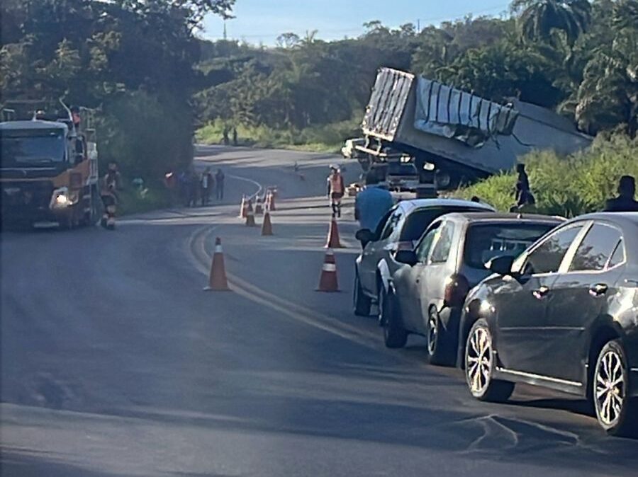 Carreta tomba e trava trânsito na BR-381, em Sabará