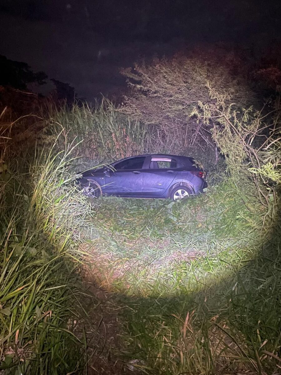 Onix é atingido por caminhão e sai da pista na MG-129, em Itabira