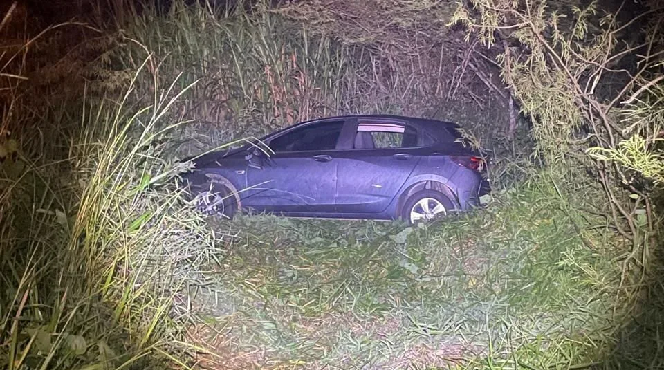 Onix é atingido por caminhão e sai da pista na MG-129, em Itabira