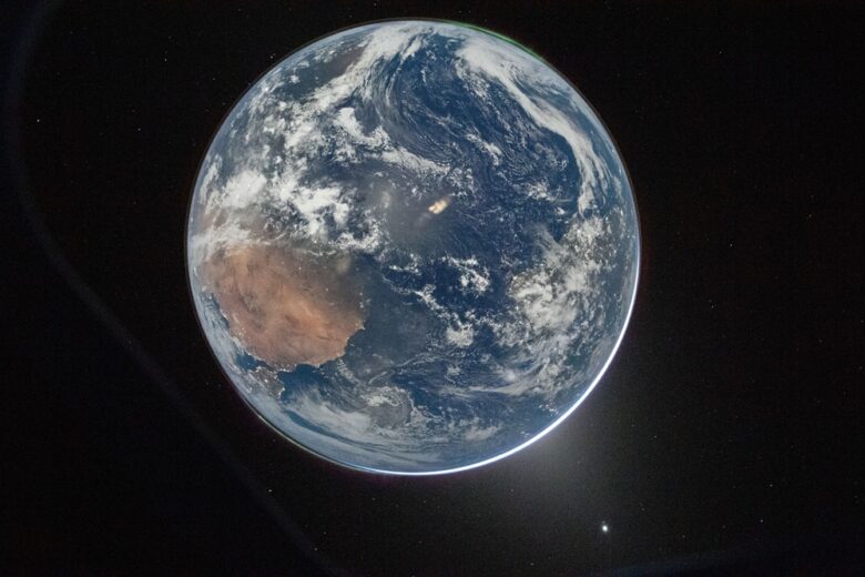 Artemis II deixa a órbita da Terra e NASA publica novas fotos do globo terrestre