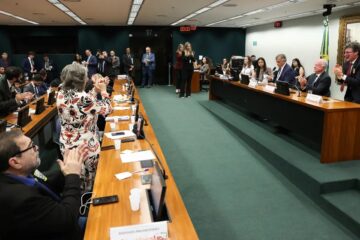 CCJ aprova propostas que acabam com escala 6×1; saiba mais