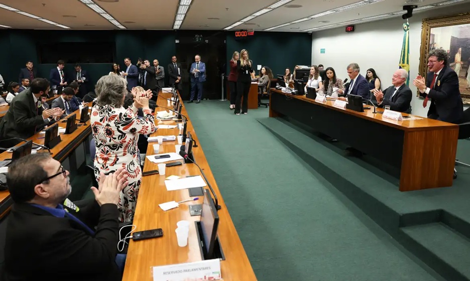 CCJ aprova propostas que acabam com escala 6x1; saiba mais