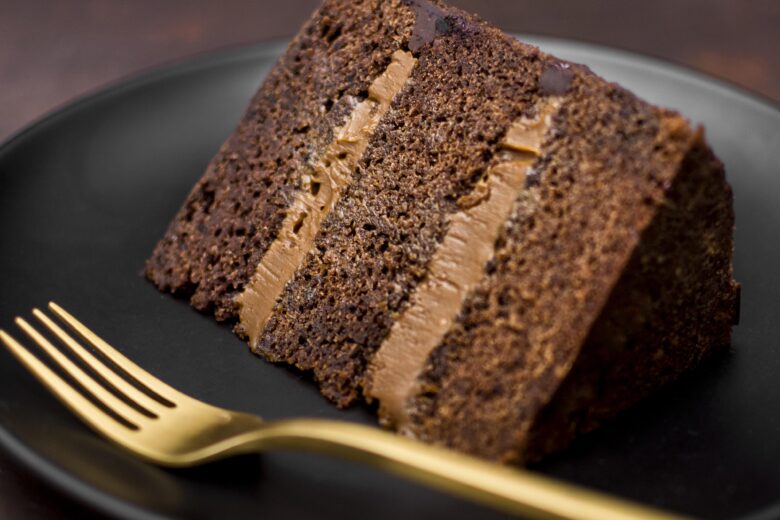 Funcionária agride cliente por deixar talheres em pia e padaria de BH é condenada a pagar indenização