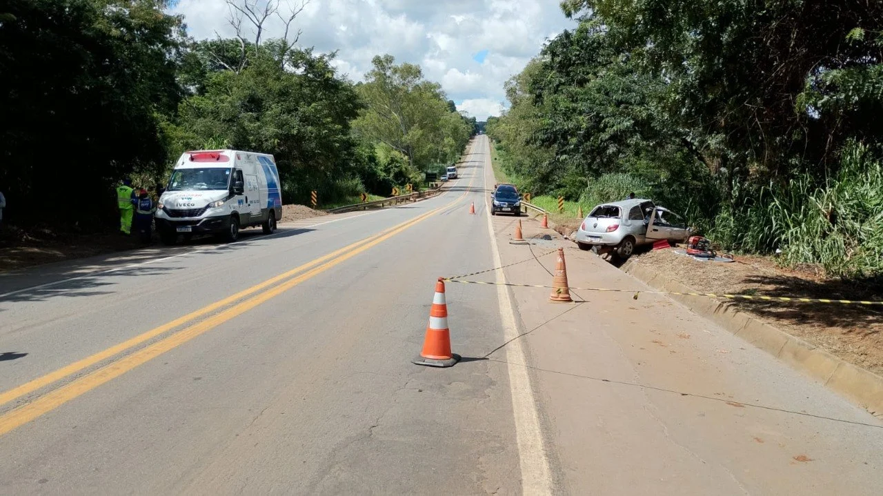 Acidente entre carro e caminhão mata duas pessoas na BR-262