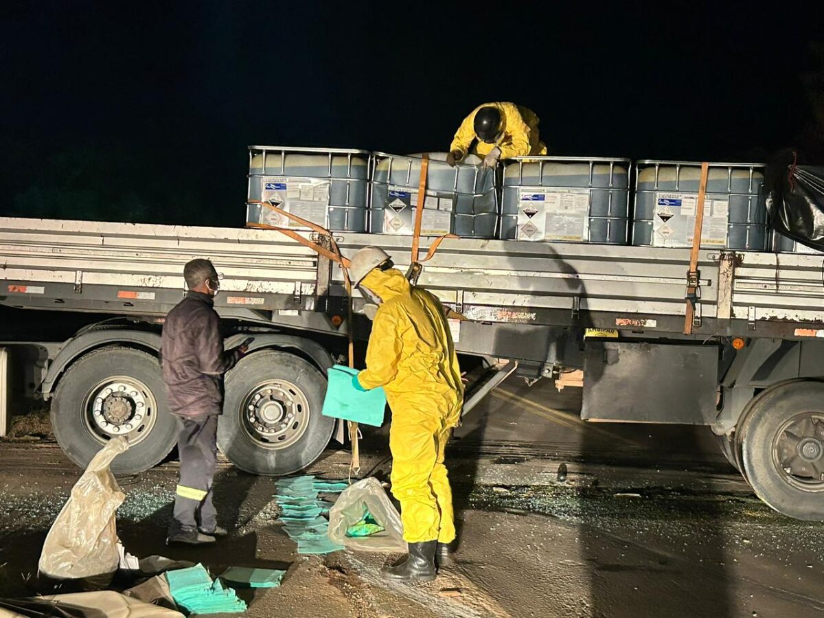 Colisão entre carreta e caminhão provoca vazamento de produto químico na BR-354