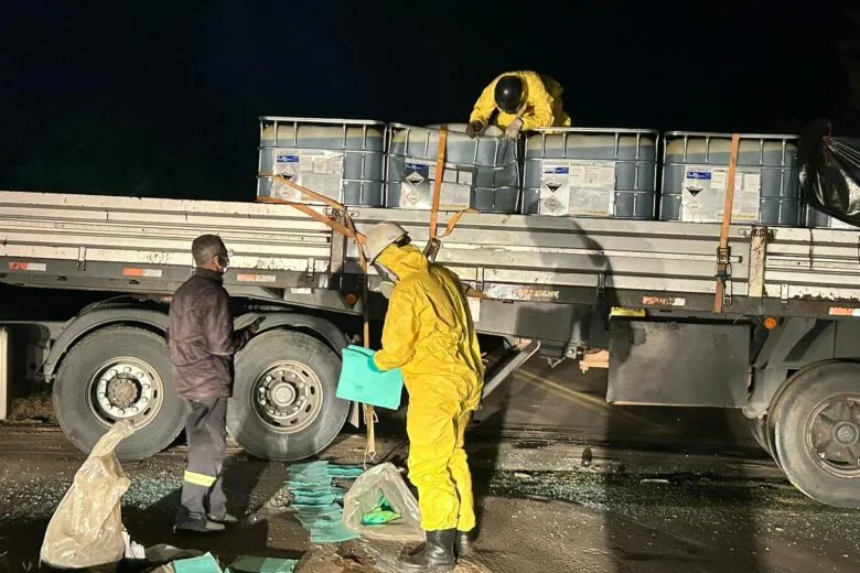 Colisão entre carreta e caminhão provoca vazamento de produto químico na BR-354