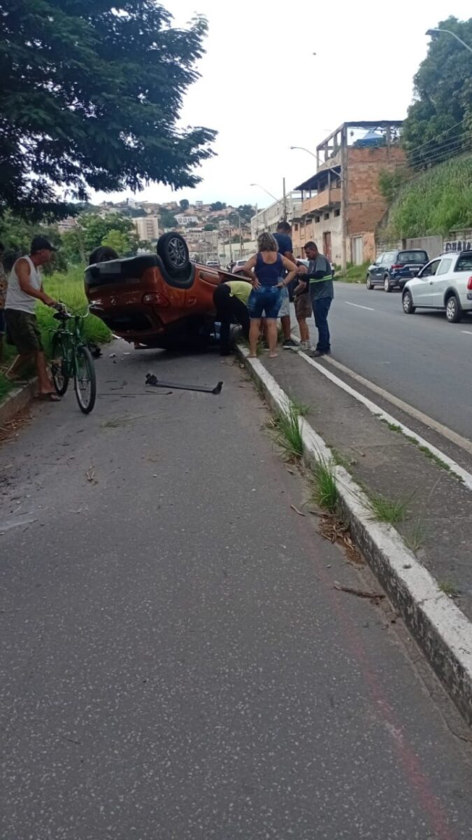 Capotamento entre carro e caminhão deixa duas vítimas na avenida Marco Túlio Isaac, em Betim