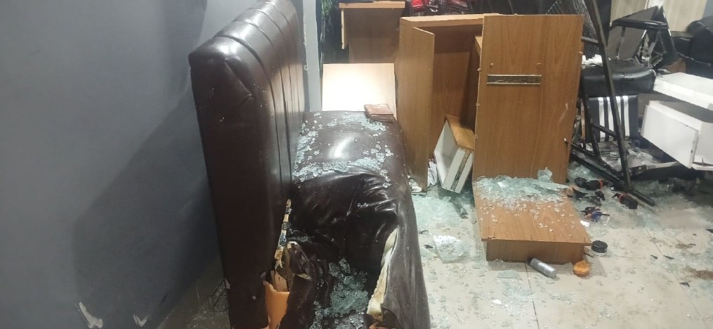 Carro invade barbearia e atinge criança de 4 anos no centro de Manhuaçu