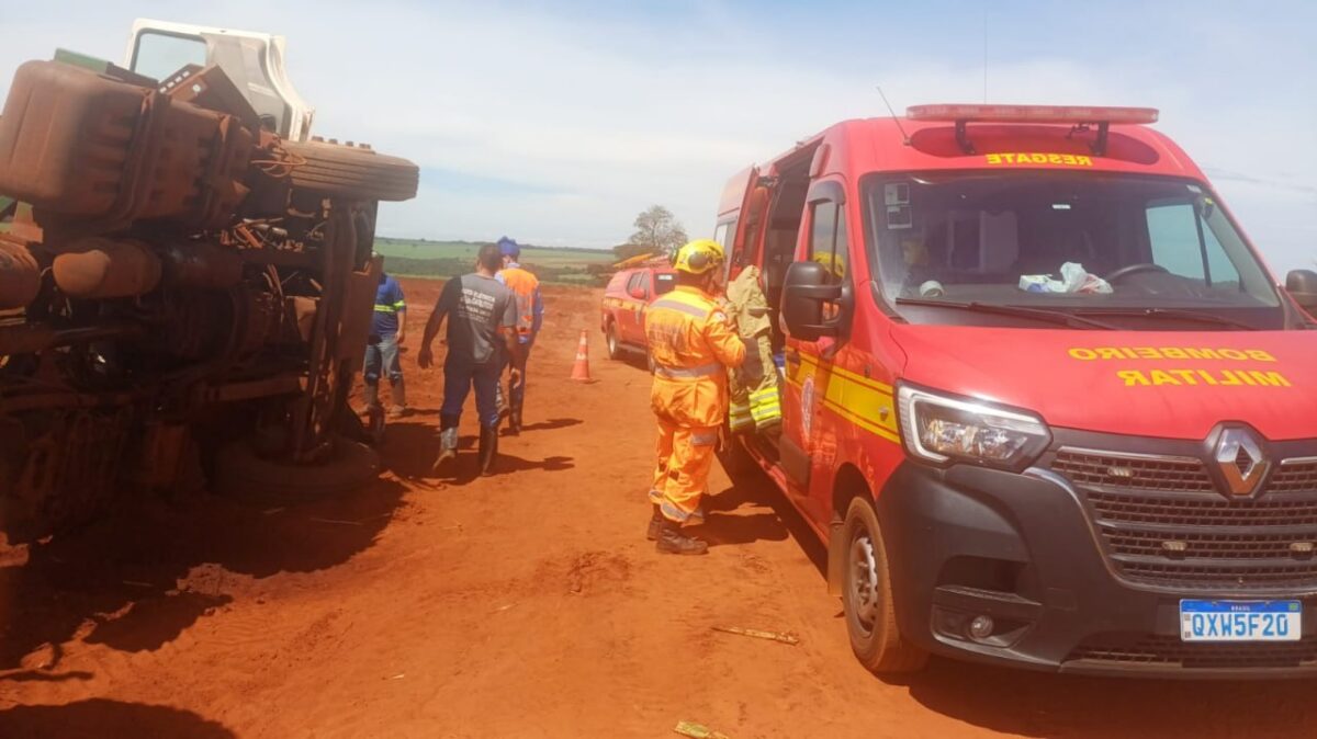 Motorista fica ferido após capotamento de caminhão na MG-255
