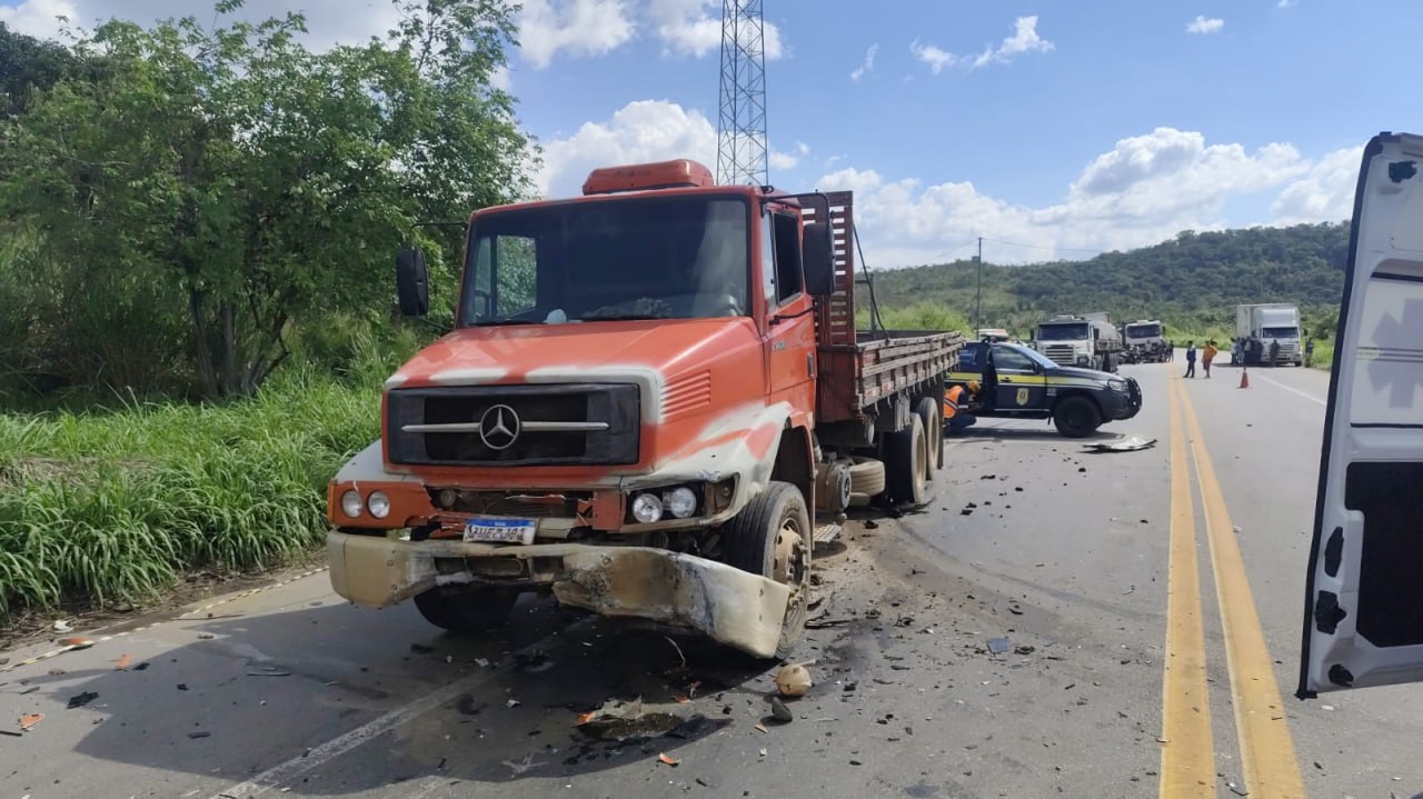 Acidente com carro da Band Minas deixa um morto e interdita a BR-381 em Sabará