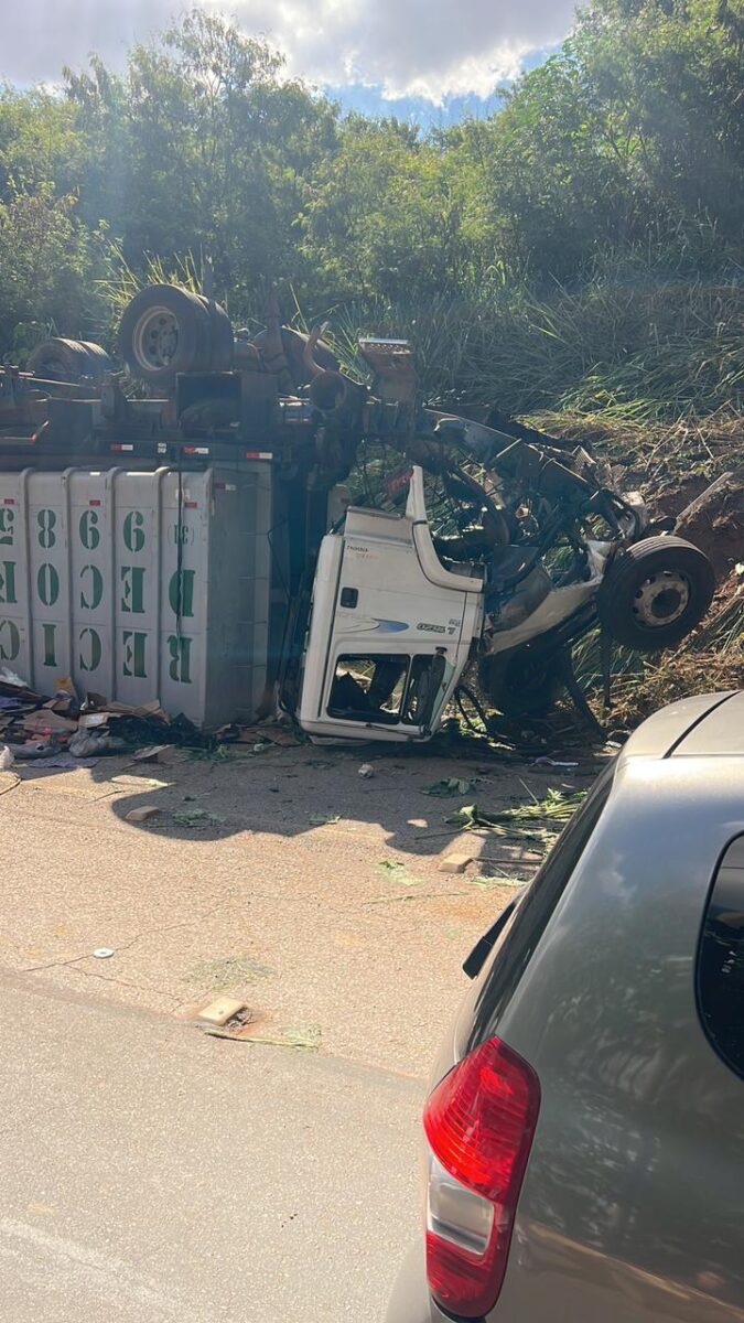 Carreta despenca de viaduto na Avenida Amazonas e deixa dois feridos na divisa entre BH e Contagem