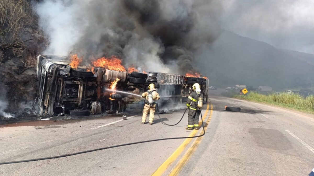Carreta tomba, pega fogo e interdita BR-381 em Caeté; duas pessoas ficam feridas
