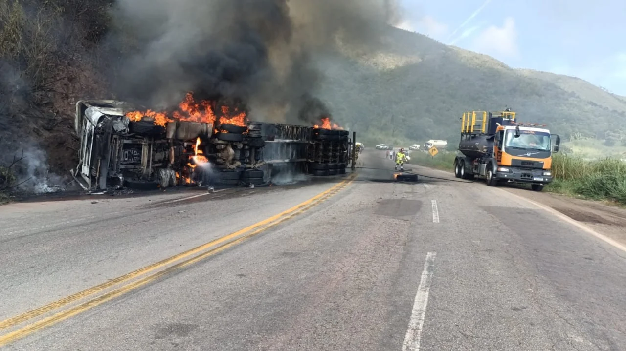 Carreta tomba, pega fogo e interdita BR-381 em Caeté; duas pessoas ficam feridas