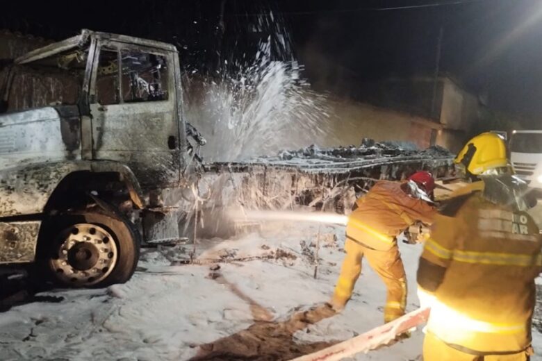 Caminhão-tanque pega fogo durante a madrugada no bairro Santa Rosa, em Sete Lagoas Caminhão-tanque pega fogo durante a madrugada no bairro Santa Rosa, em Sete Lagoas