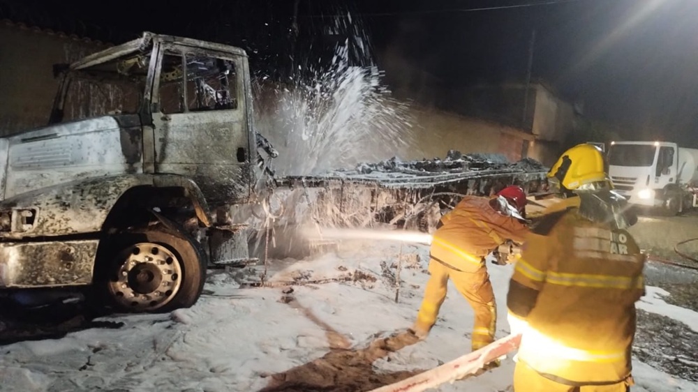 Caminhão-tanque pega fogo durante a madrugada no bairro Santa Rosa, em Sete Lagoas