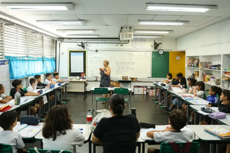 Câmara de Itabira aprova projeto que garante continuidade de profissionais de apoio a alunos com TEA