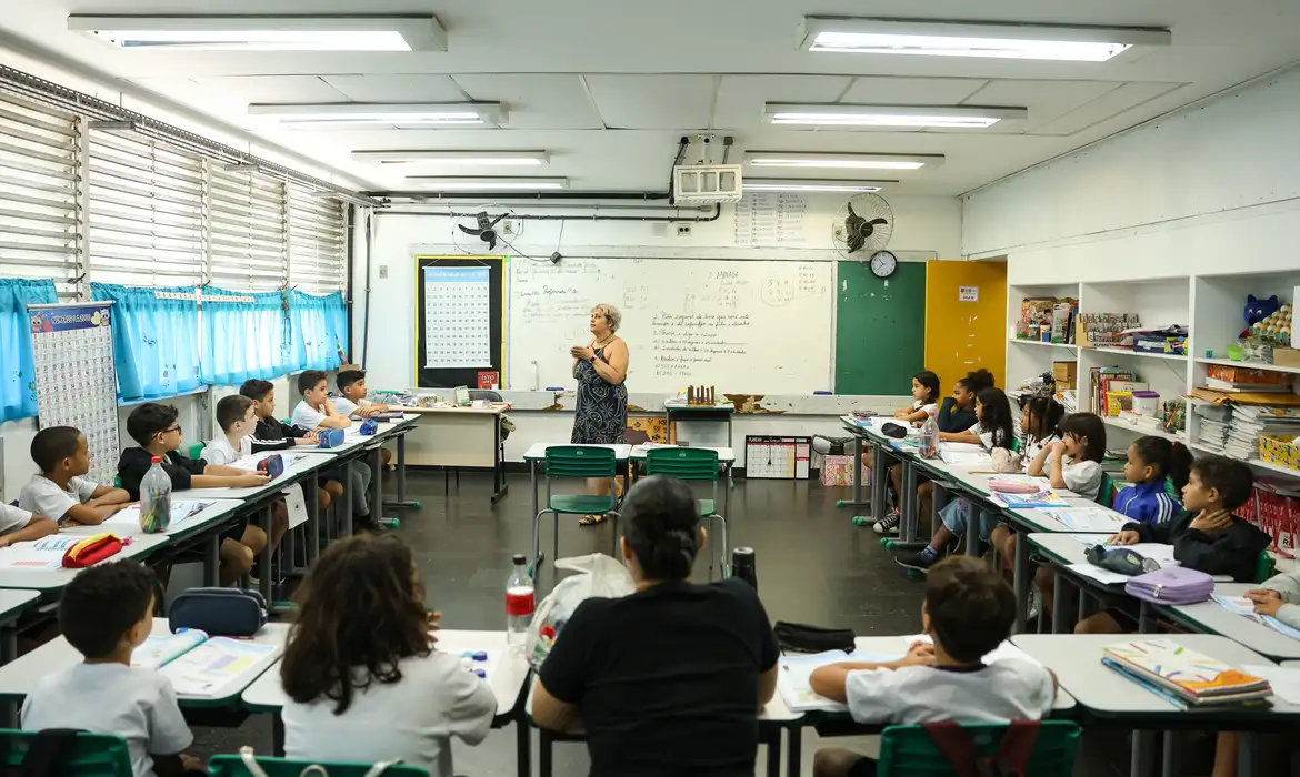 Câmara de Itabira aprova projeto que garante continuidade de profissionais de apoio a alunos com TEA
