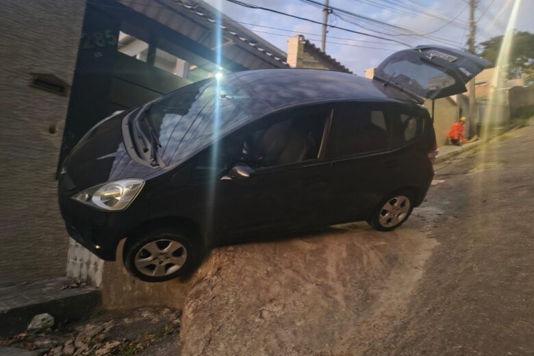 Motorista perde controle em rua íngreme de Belo Horizonte e fica com carro pendurado sobre pedra
