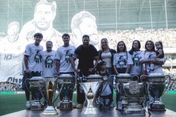 Com mosaico e camisas personalizadas elenco do Galo homenageia despedida de Hulk