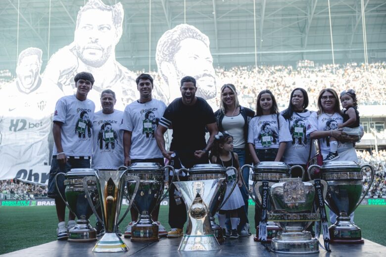 Com mosaico e camisas personalizadas elenco do Galo homenageia despedida de Hulk