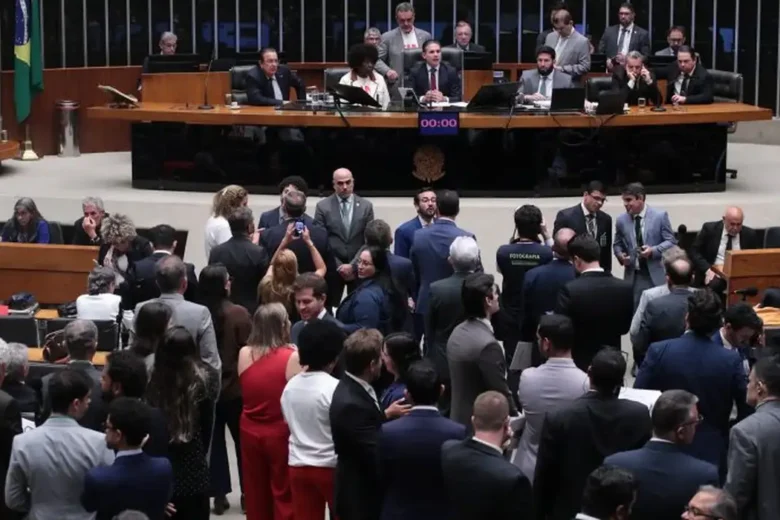 Fim da escala 6×1: Câmara aprova PEC que reduz jornada de trabalho