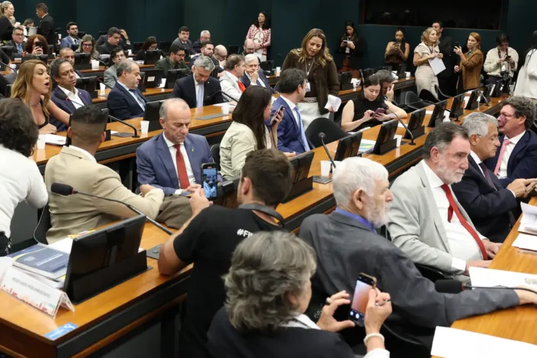 A estratégia do Centrão para o avanço da PEC da anistia aos condenados do 8 de janeiro
