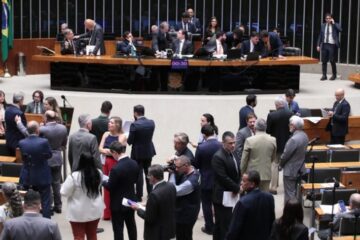 Câmara aprova MP que concede reajuste de 5,4% ao piso salarial dos professores