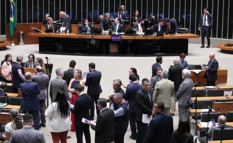 Câmara aprova MP que concede reajuste de 5,4% ao piso salarial dos professores