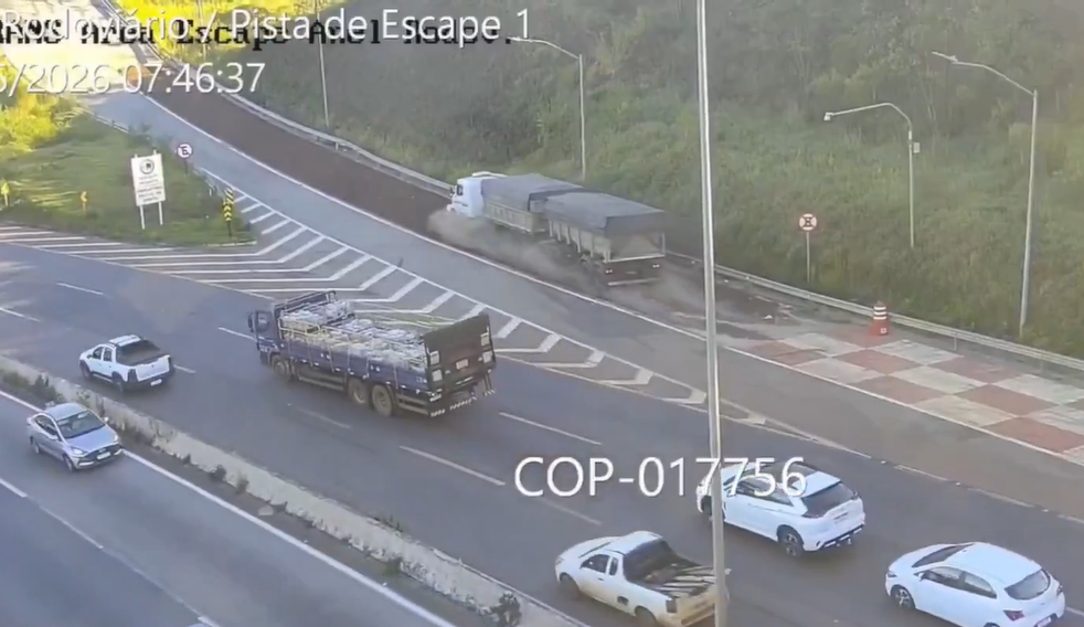 Carreta acessa área de escape no Anel Rodoviário e evita acidente em BH