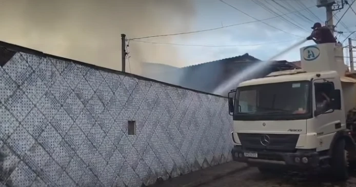 Incêndio atinge casa em Nova Era e mobiliza Bombeiros e Defesa Civil