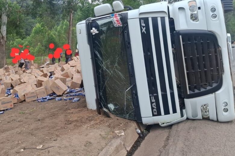 Caminhão carregado com mercadorias tomba na BR-381 em João Monlevade e carga fica espalhada pelo acostamento