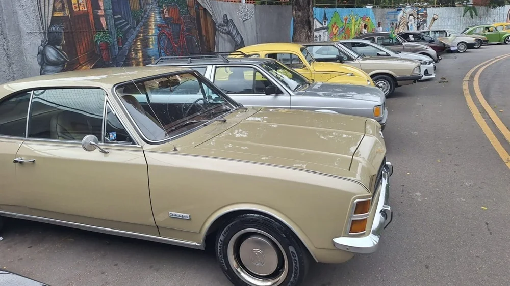 Centro de Itabira recebe exposição de carros antigos com Fuscas, Chevettes e Jeeps neste domingo
