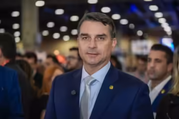 Flávio Bolsonaro já está nos Estados Unidos para encontro com Trump