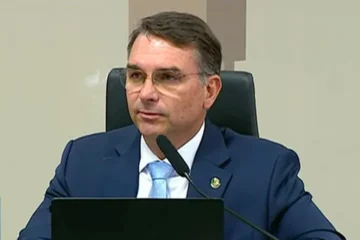 Flávio Bolsonaro questiona Lula sobre o conselho a Vorcaro para não vender o Master