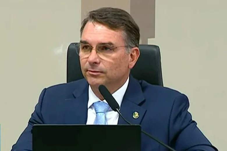 Flávio Bolsonaro questiona Lula sobre o conselho a Vorcaro para não vender o Master