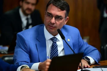 Em nota, Flávio Bolsonaro admite ter pedido dinheiro a Vorcaro para financiar filme: mas “não ofereci vantagens em troca”